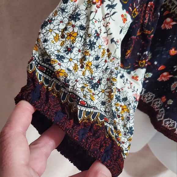 Like NEW Low Cut Sexy Flowy Floral Blouse Sz S - Picture 3 of 7